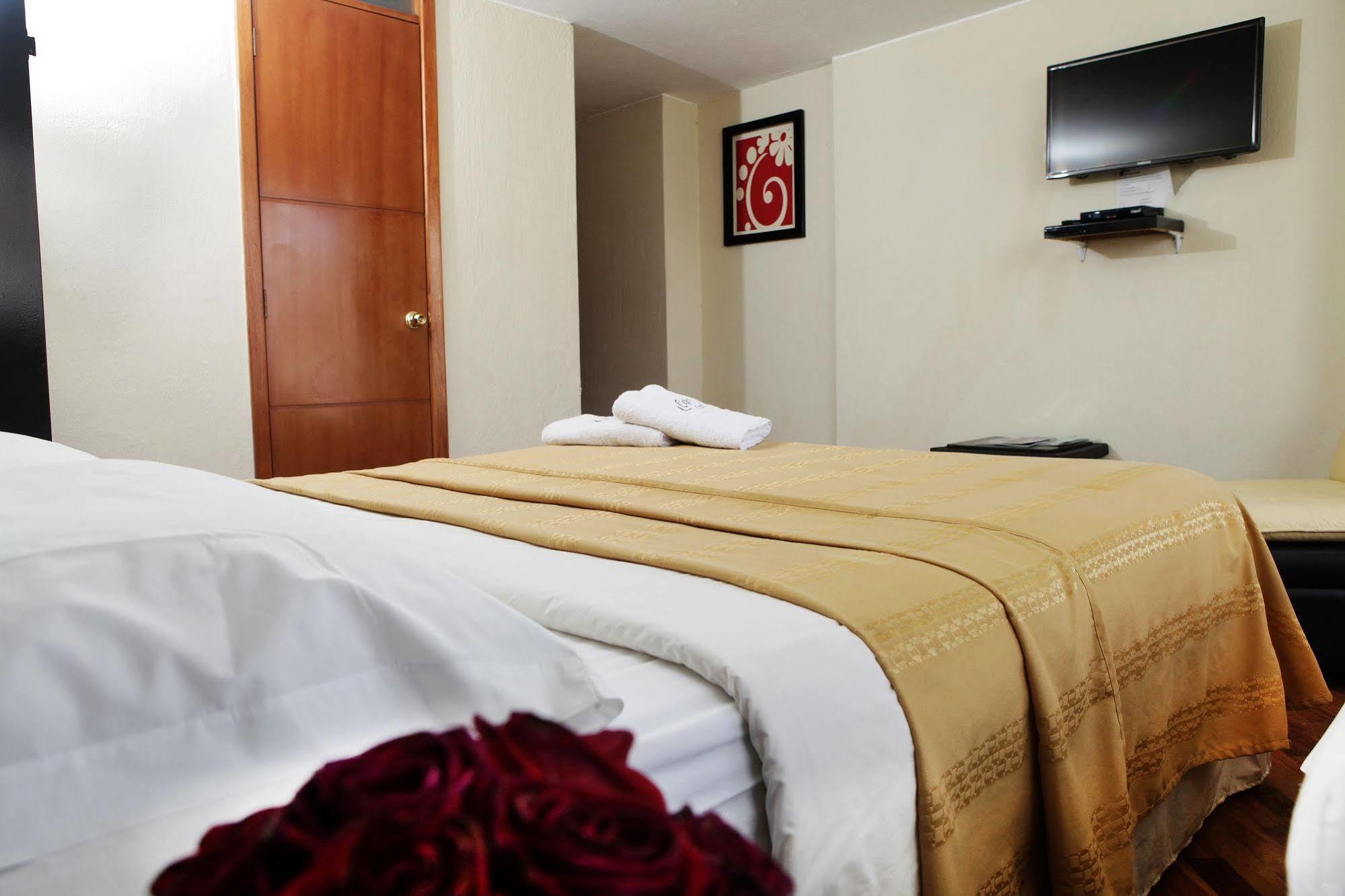 Hostal Capri Quito Buitenkant foto